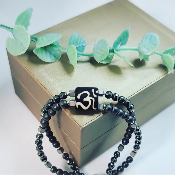 Hematite Om bracelet 4 mm - Picture 3 of 5